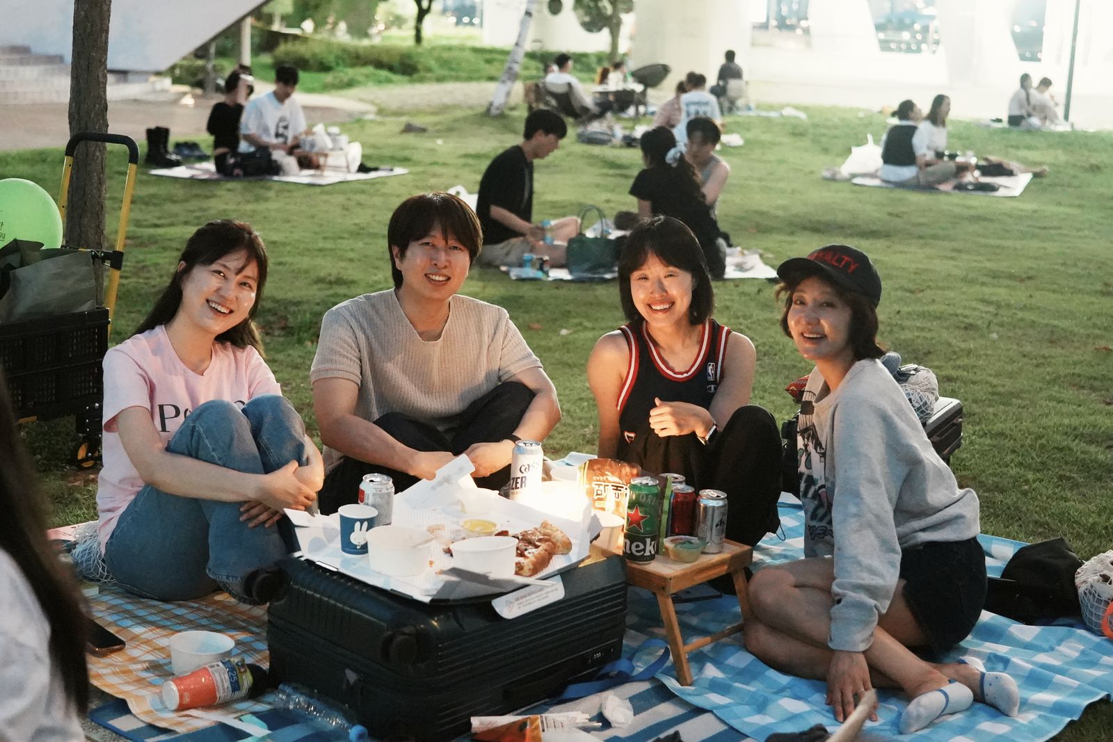 SDD 서울 책 나눔 한강 피크닉, 돗자리에 둘러앉아 웃고 있는 참가자들
