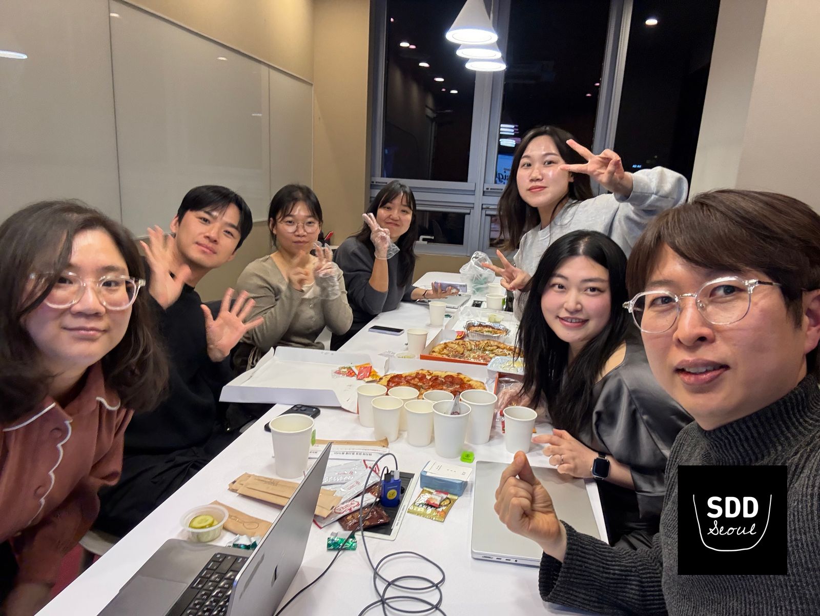 피자를 앞에 두고 함께 찍은 인사이트 공유회 단체 사진